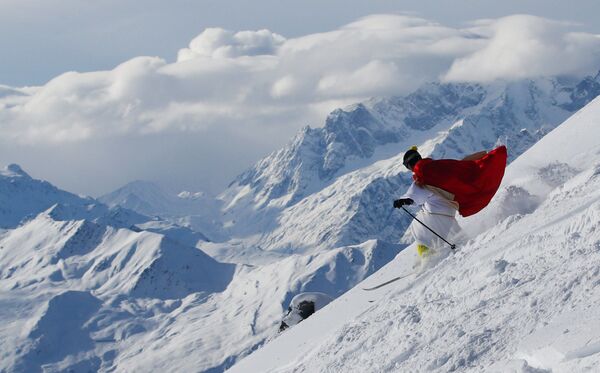 Ông già Noel trượt tuyết tại khu nghỉ trượt tuyết Verbier, Thụy Sĩ - Sputnik Việt Nam