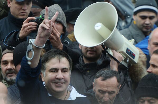 Cựu thống đốc tỉnh Odessa, Mikhail Saakashvili được người ủng hộ giải cứu sau khi bị cơ quan thực thi pháp luật Ukraina bắt giữ ở Kiev - Sputnik Việt Nam