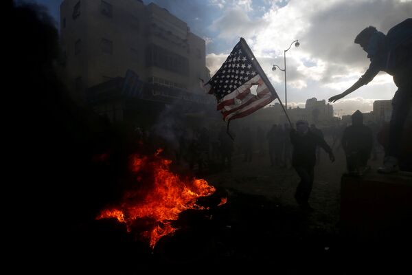 Người Palestine đốt cờ Mỹ đụng độ với cảnh sát Israel trong cuộc biểu phản đối quyết định của Donald Trump công nhận Jerusalem là thủ đô Israel - Sputnik Việt Nam