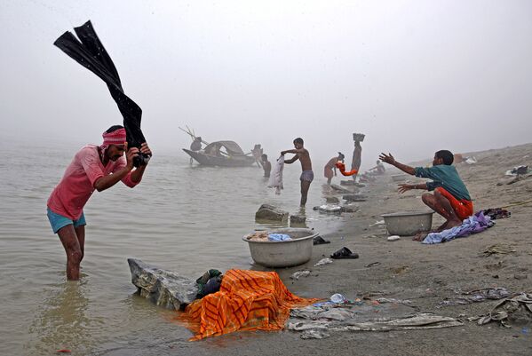 Giặt quần áo trên sông Brahmaputra trong một buổi sáng mùa Đông mù sương, Ấn Độ - Sputnik Việt Nam