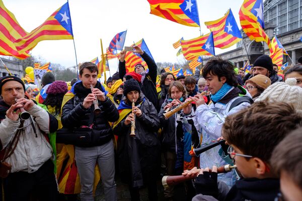Người biểu tình Catalan ủng hộ cựu thủ tướng chính phủ Carles Puchdemona tại Brussels - Sputnik Việt Nam