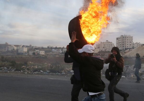 Người biểu tình đụng độ trên biên giới Palestine và Israel, quận Ramallah. - Sputnik Việt Nam
