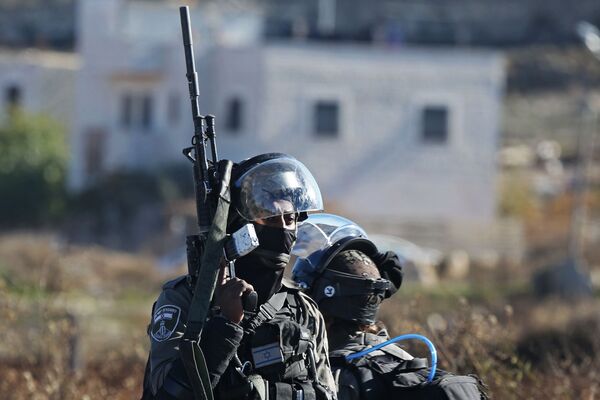 Nhân viên thực thi pháp luật Israel trong cuộc đụng độ gần Ramallah, biên giới Palestine và Israel. - Sputnik Việt Nam