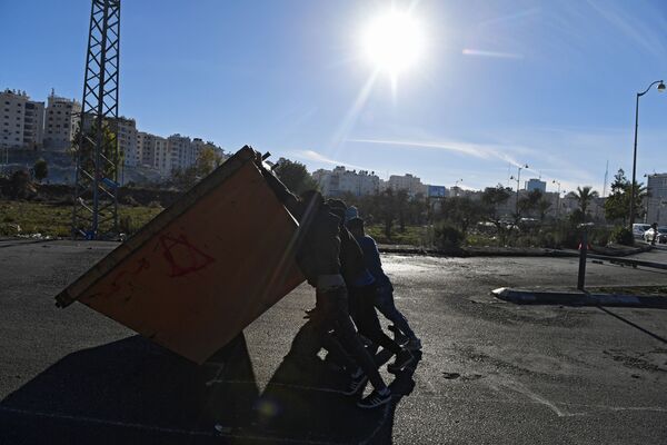 Ramallah. Người biểu tình chặn đường bằng thùng rác. - Sputnik Việt Nam