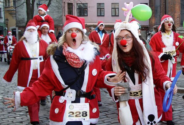 Những người tham gia cuộc đua Santa Claus ở Riga - Sputnik Việt Nam