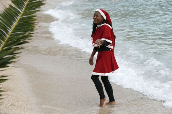 Một cô gái trong bộ trang phục Santa Claus trong mùa Giáng sinh tắm biển tại Monaco - Sputnik Việt Nam