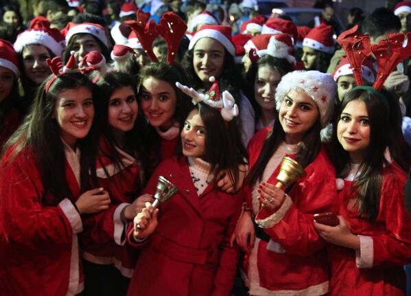 Những cô gái Syria ăn mặc như  Santa Claus - Sputnik Việt Nam