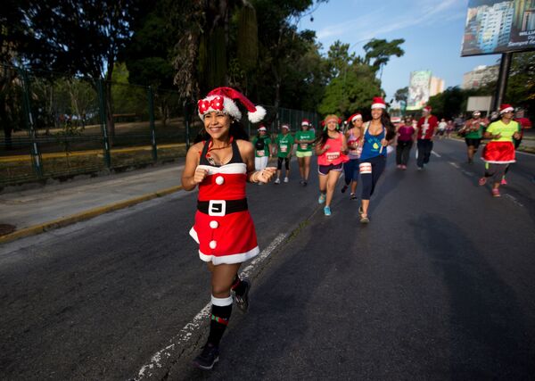 Cô gái ăn mặc như Santa Claus ở Venezuela - Sputnik Việt Nam