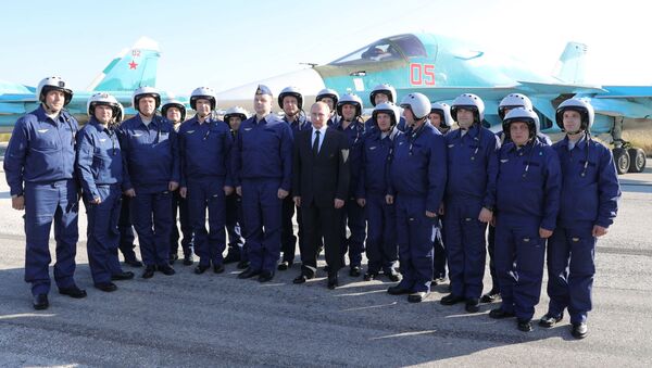 Tổng thống Nga Vladimir Putin tới thăm căn cứ không quân Hmeymim - Sputnik Việt Nam