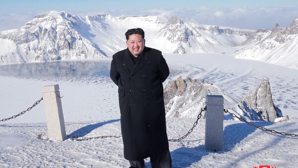 Lãnh tụ Bắc Triều Tiên Kim Jong-un lại một lần nữa lên núi thiêng Paektu cao 2700 mét. - Sputnik Việt Nam