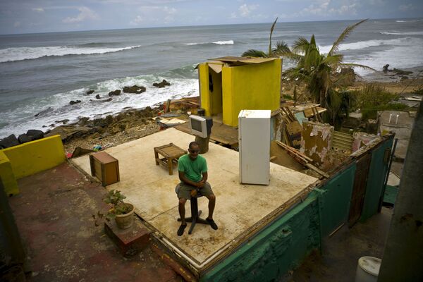 Tháng Mười. Puerto Rico. Ngôi nhà của người đàn ông này đã bị phá hủy bởi cơn bão “Maria”. - Sputnik Việt Nam