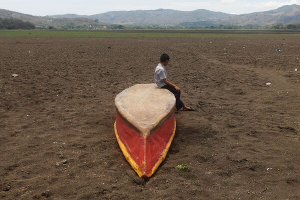 Tháng Năm. Guatemala. Hồ nước khô kiệt hoàn toàn vì hạn hán. - Sputnik Việt Nam