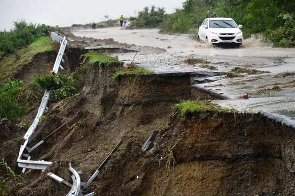 Tháng Tám. Nga. Các tuyến đường cao tốc ở Primorsky Krai bị hư hỏng sau những cơn mưa rào . - Sputnik Việt Nam