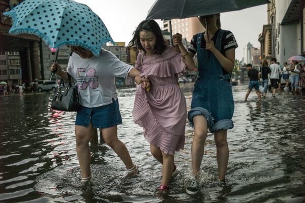 Tháng Bảy. Trung Quốc. Lũ lụt tại trung tâm thành phố Thẩm Dương. - Sputnik Việt Nam