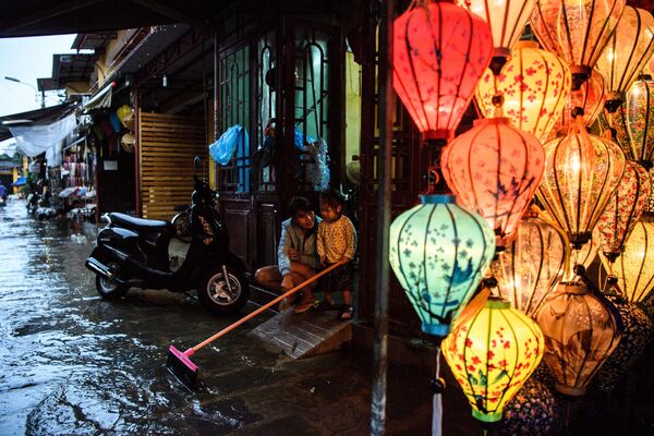 Tháng Mười Một. Việt Nam. Những con đường ngập nước của thành phố Hội An sau cơn bão Damri. - Sputnik Việt Nam