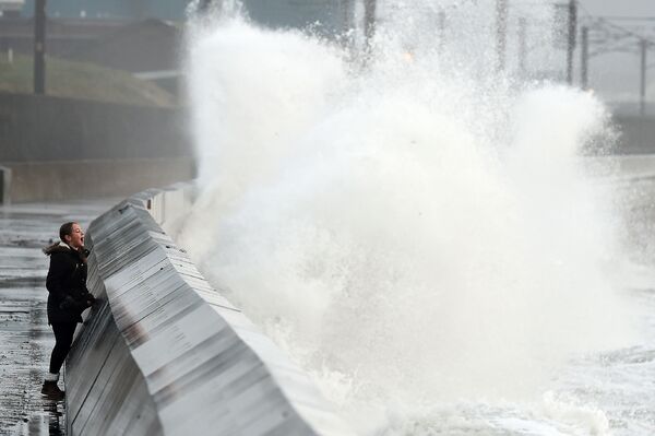 Tháng Mười. Anh. Cơn sóng khổng lồ trong cơn bão Ofelia  tấn công bờ biển của Scotland. - Sputnik Việt Nam