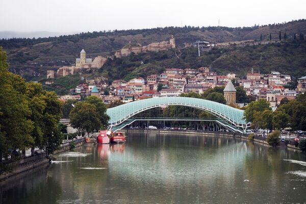 Gruzia. Cầu vượt dành cho người đi bộ qua sông Kura ở Tbilisi. - Sputnik Việt Nam