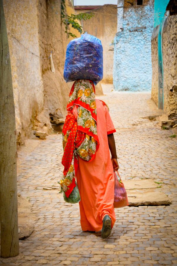 Một phụ nữ đi mua sắm trên đường phố của thành phố Harar ở Ethiopia. - Sputnik Việt Nam