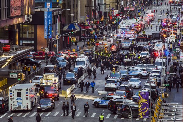 Cán bộ thực thi pháp luật làm việc sau vụ nổ ở ngoại ô Times Square, New York - Sputnik Việt Nam