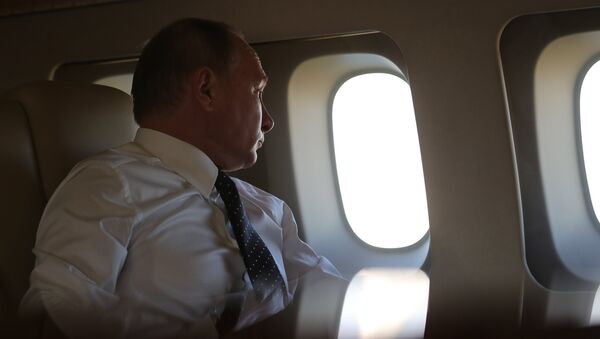 Tổng thống Nga Vladimir Putin trên chuyên cơ tổng thống trong chuyến bay tới căn cứ không quân Hmeimim, Syria - Sputnik Việt Nam