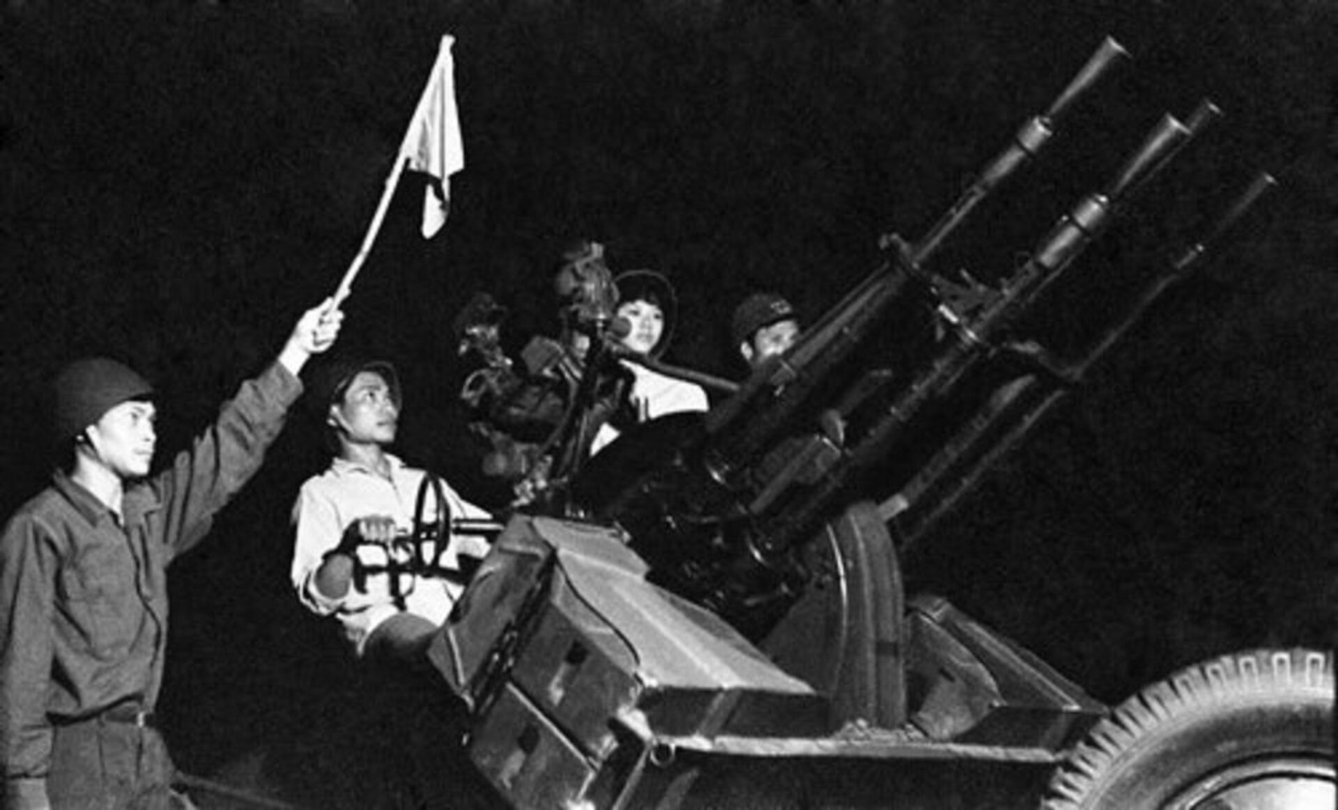 Tự vệ Nhà máy Y Hà Nội ngày đêm nêu cao tinh thần cảnh giác, luyện tập sẵn sàng chiến đấu, bắn rơi máy bay Mỹ gây tội ác ở Thủ đô trong 12 ngày đêm tháng 12/1972.  - Sputnik Việt Nam, 1920, 18.12.2022
