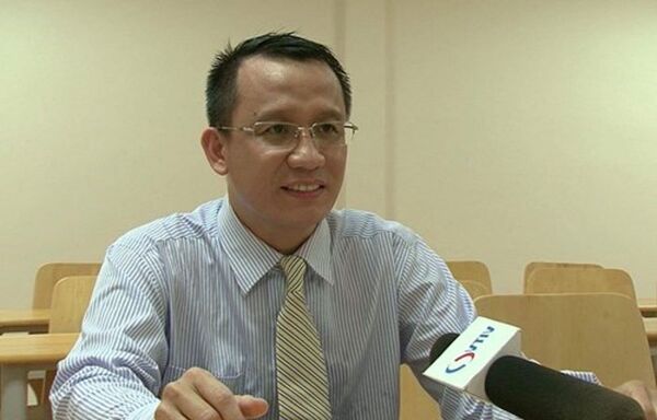 Tiến sĩ - Luật sư Bùi Quang Tín cho rằng, mức phạt hiện nay quá nhẹ so với lợi nhuận thu được từ việc bán chui cổ phiếu. Tiến sĩ - Luật sư Bùi Quang Tín cho rằng, mức phạt hiện nay quá nhẹ so với lợi nhuận thu được từ việc bán chui cổ phiếu. - Sputnik Việt Nam