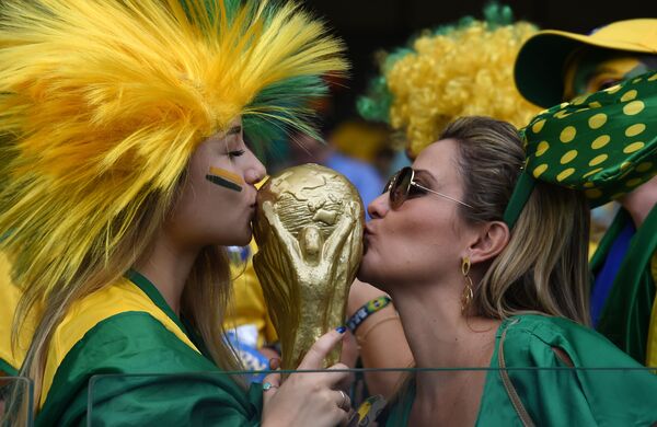 Các fan hâm mộ Brazil hôn bản sao World Cup - Sputnik Việt Nam