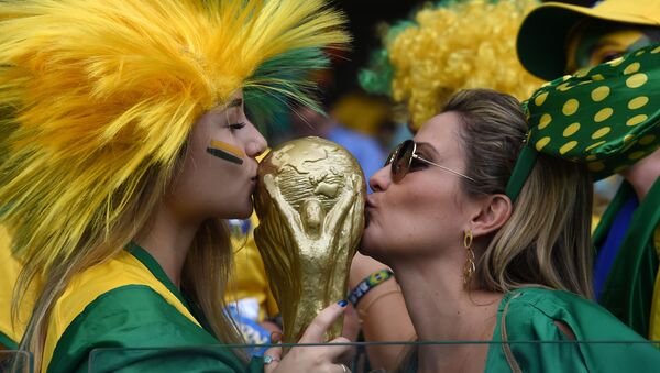 Các fan hâm mộ Brazil hôn bản sao World Cup - Sputnik Việt Nam