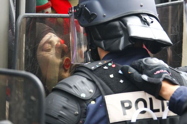 Các hành viên nhóm hoạt động hòa bình hôn nhân viên cảnh sát Pháp - Sputnik Việt Nam