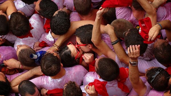 Những nụ hôn trên quảng trường thành phố Pamplona trong lễ khai mạc lễ hội San Fermin thường niên ở Tây Ban Nha. - Sputnik Việt Nam