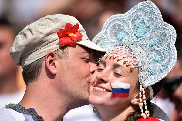 Cổ động viên Nga hôn nhau tại trận đấu bóng đá giữa Bỉ và Nga ở sân vận động Maracana, Rio de Janeiro. - Sputnik Việt Nam