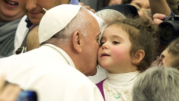 Đức Giáo Hoàng Francis hôn một đứa trẻ  trong buổi tiếp kiến riêng tại Vatican - Sputnik Việt Nam