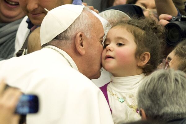 Đức Giáo Hoàng Francis hôn một đứa trẻ  trong buổi tiếp kiến riêng tại Vatican - Sputnik Việt Nam