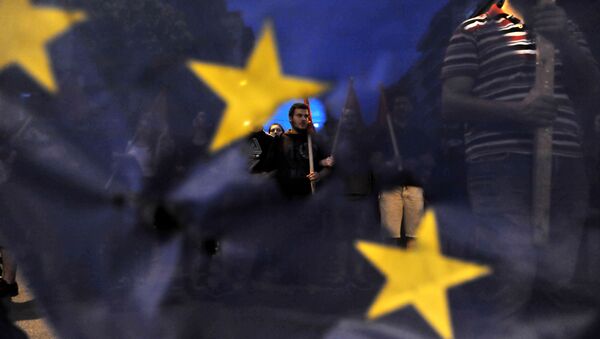 Người biểu tình Hy Lạp bên lá cờ của Liên minh châu Âu - Sputnik Việt Nam