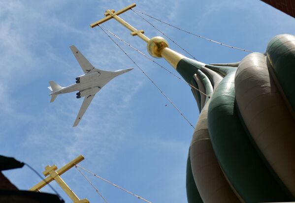 Máy bay ném bom chiến lược tên lửa Tu-160 (Thiên nga trắng) - Sputnik Việt Nam