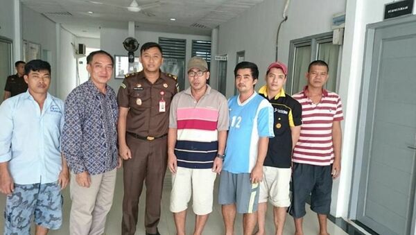 Đại diện Đại sứ quán Việt Nam tại Indonesia (thứ hai từ trái sang) đã đến trại tạm giam ở Natuna, Indonesia thăm 4 thuyền trưởng tuyệt thực - Sputnik Việt Nam