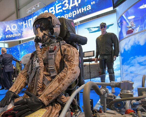 Ghế tự phóng và bộ đồ bay của phi công Su-57. - Sputnik Việt Nam