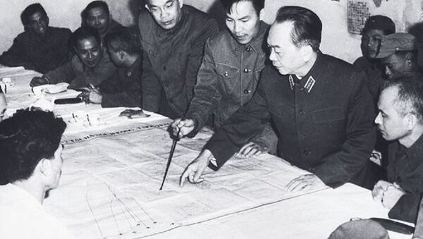Đại tướng Võ Nguyên Giáp nghe Bộ Tư lệnh Quân chủng PK-KQ báo cáo phương án tác chiến đánh B-52, năm 1972 - Sputnik Việt Nam