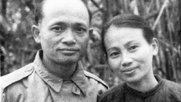 Cố Bộ trưởng Bộ Tài Chính Lê Văn Hiến và bà Lê Thị Xuyến tại ATK năm 1948. - Sputnik Việt Nam