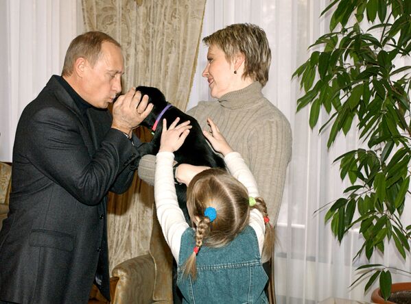 Tổng thống Nga Vladimir Putin chia tay với chú cún con của chó Koni, được ông gửi tặng bé gái Katya 6 tuổi từ Smolensk, năm 2004 - Sputnik Việt Nam