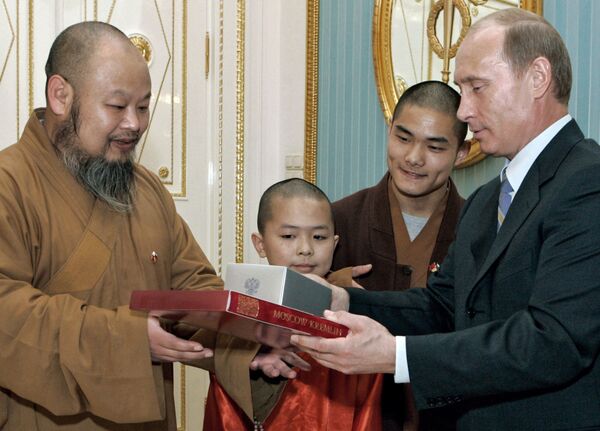 Tổng thống Nga Vladimir Putin tặng sách cho tu sĩ Thiếu Lâm Tự, năm 2007 - Sputnik Việt Nam
