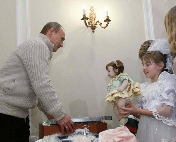 Ông Vladimir Putin ở Novo-Ogarevo. Người đứng đầu Chính phủ Nga gặp bé Dasha Varfolomeyeva 9 tuổi được ông mời tới Matxcơva  dự Lễ hội Cây thông Kremlin năm 2008 - Sputnik Việt Nam