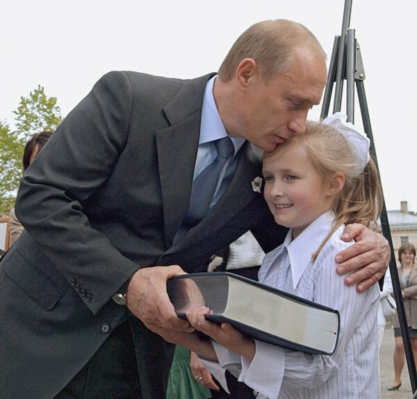 Tổng thống Nga Vladimir Putin tặng cuốn sách mới về Saint-Peterburg cho họa sĩ nhí Sasha Abramova 8 tuổi, năm 2003 - Sputnik Việt Nam
