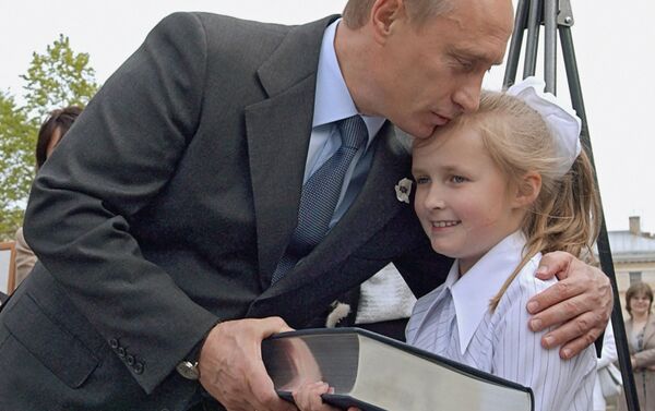 Tổng thống Nga Vladimir Putin tặng cuốn sách mới về Saint-Peterburg cho họa sĩ nhí Sasha Abramova 8 tuổi, năm 2003 - Sputnik Việt Nam