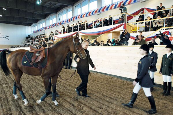 Tổng thống Nga Vladimir Putin tặng con ngựa nòi Ả Rập cho các học sinh, năm 2002 - Sputnik Việt Nam