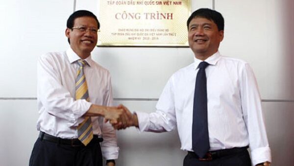 Ông Đinh La Thăng và ông Phùng Đình Thực gắn biển một công trình ngành dầu khí năm 2010. - Sputnik Việt Nam