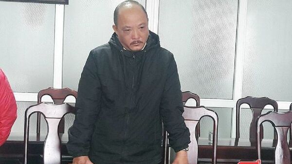 Ông Trương Thanh Tùng, Phó trưởng Ban giải tỏa đền bù số 2 Đà Nẵng nghe tống đạt quyết định khởi tố - Sputnik Việt Nam
