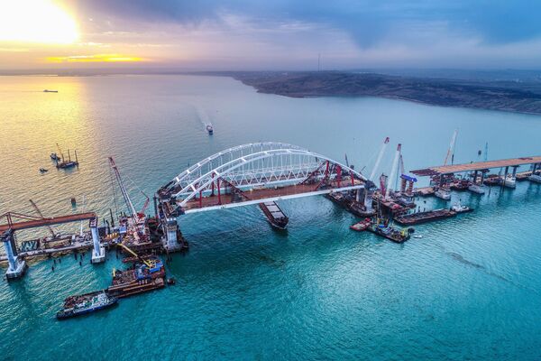Đường bộ và đường sắt cầu Crưm đang được xây dựng ở eo biển Kerch. - Sputnik Việt Nam