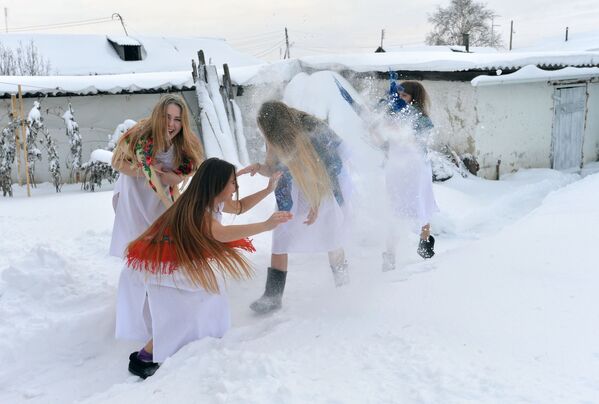 Nước Nga. Các cô gái trong ngày hội mùa đông ở làng Petrovskoye, tỉnh Chelyabinsk. - Sputnik Việt Nam