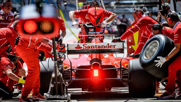 Các kỹ thuật viên của đội Ferrari chuẩn bị xe đua vô địch thế giới Grand Prix of Russia trong cuộc thi Công thức-1. - Sputnik Việt Nam